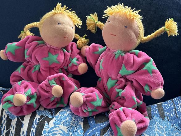 Två kramgoa rosa dockor, lika som bär men i olika storlek!