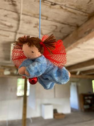 Liten ljusblå skyddsängel med mörkbruna tofsar.  Klicka för att se mer eller beställa!