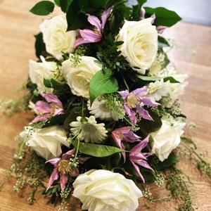 Begravningsbukett i lila och vitt 