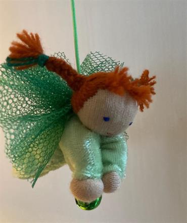 Liten grön skyddsängel med röda flätor  - 100 Kr, klicka för att se mer!