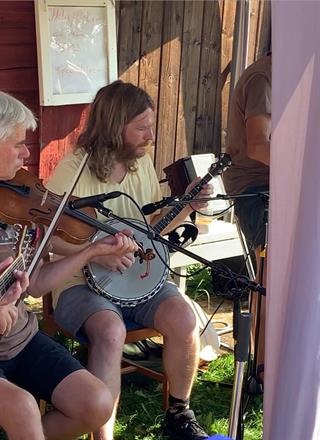 Flera i bandet spelar många olika instrument!