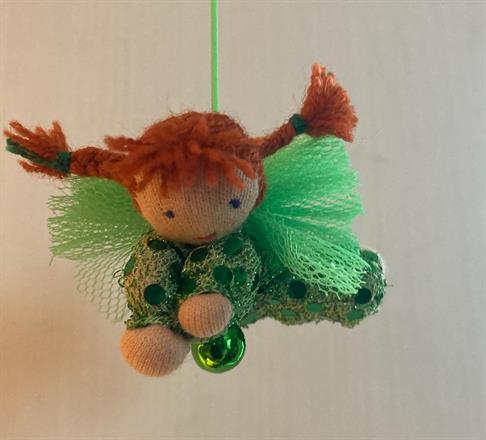 Liten skyddsängel i grönt med röda flätor - 100 Kr, klicka för att se mer!