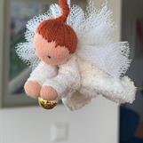 Liten vit skyddsängel med röd fläta  - 100 Kr, klicka för att beställa!