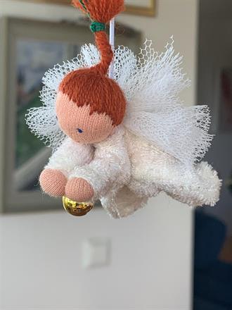Liten vit skyddsängel med röd fläta  - 100 Kr, klicka för att beställa!