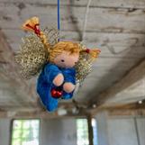 SÅLD! Liten klarblå skyddsängel med melerade blonda flätor