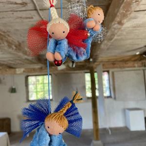 Liten ljusblå skyddsängel med blond melerad fläta