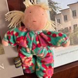 Småsyskon i blommig velour med blonda tofsar! - Klicka för att se mer!