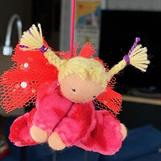 Liten skyddsängel i rosa med blonda flätor - 100 Kr, klicka för köp!