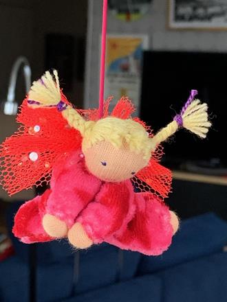 Liten skyddsängel i rosa med blonda flätor - 100 Kr, klicka för köp!