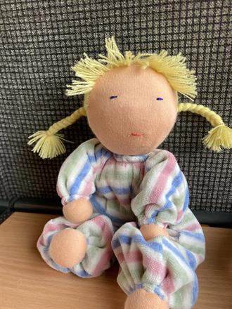 Mellanbarn med blonda flätor, ca 25 cm lång - Klicka för beställning!