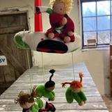 Min vita dockmobil med nyckelpigor och fyra dockor hänger också fint i ladan!