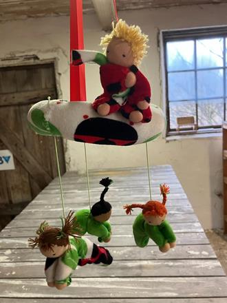 Min vita dockmobil med nyckelpigor och fyra dockor hänger också fint i ladan!