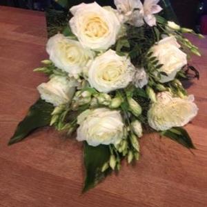 Begravningsbukett med vita blommor