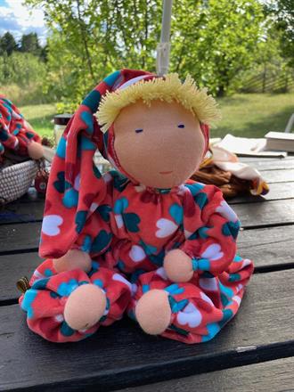 Stor rosa kramdocka med luva o klövermönster samt blond lugg - Klicka för att se mer!