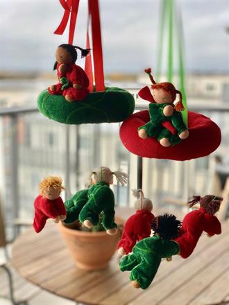 Julinspirerad dockmobil med grön ring - 450 Kr