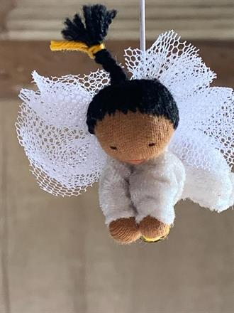 Liten vit skyddsängel med svart fläta och mörk hy  - 100 Kr, Klicka för att beställa