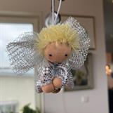Liten silvrig skyddsängel med kort blont hår