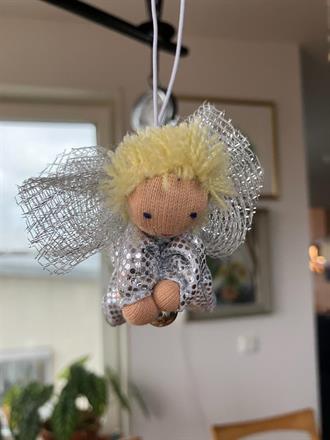 Liten silvrig skyddsängel med kort blont hår