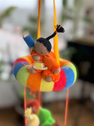 Randigt i blått, gult och rött i ring o 1 docka, orange velour i sittdockan