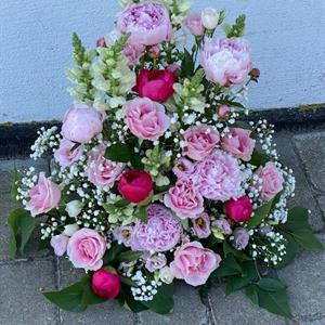 Stående begravningsdekoration i rosa och vitt.