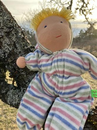 SÅLD! Stor pastellrandig kramdocka med luva och blond lugg