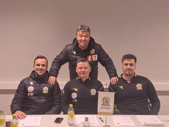 Engasjert som nye trenere: Stålkameratene har i kveld signert kontrakt med trenertrio