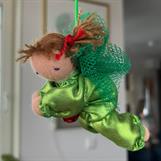 Liten grön skyddsängel med bruna tofsar