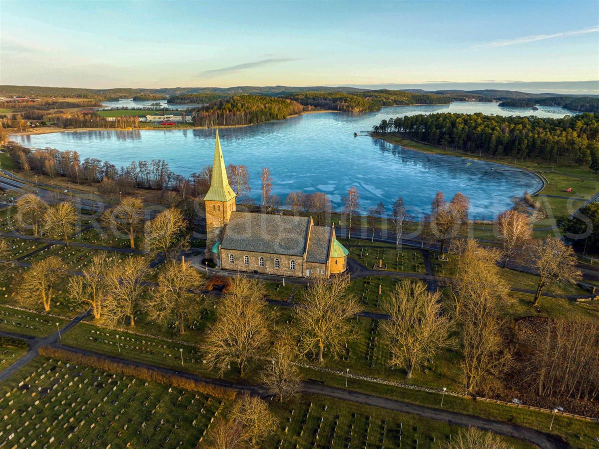 Tunevannet og Tune Kirka