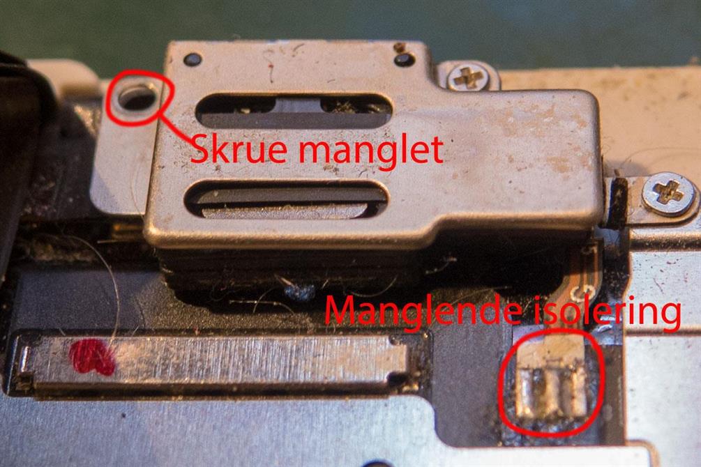 Ørehøytaler brakett med manglende skrue og backlight flex uten isolering