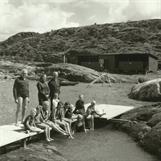 Rune Carlsson och Pelle Windström var simlärare på ön. Skolan öppnades 1955 .